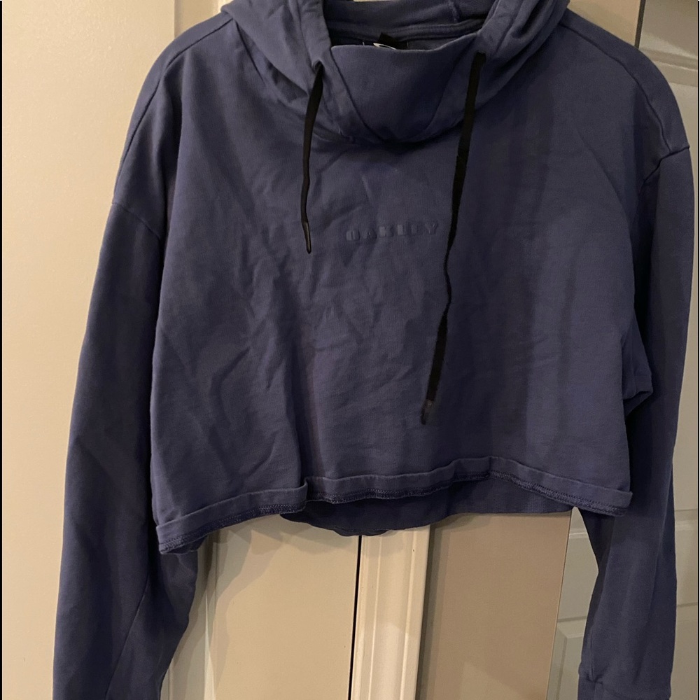 Blue Oakley crop